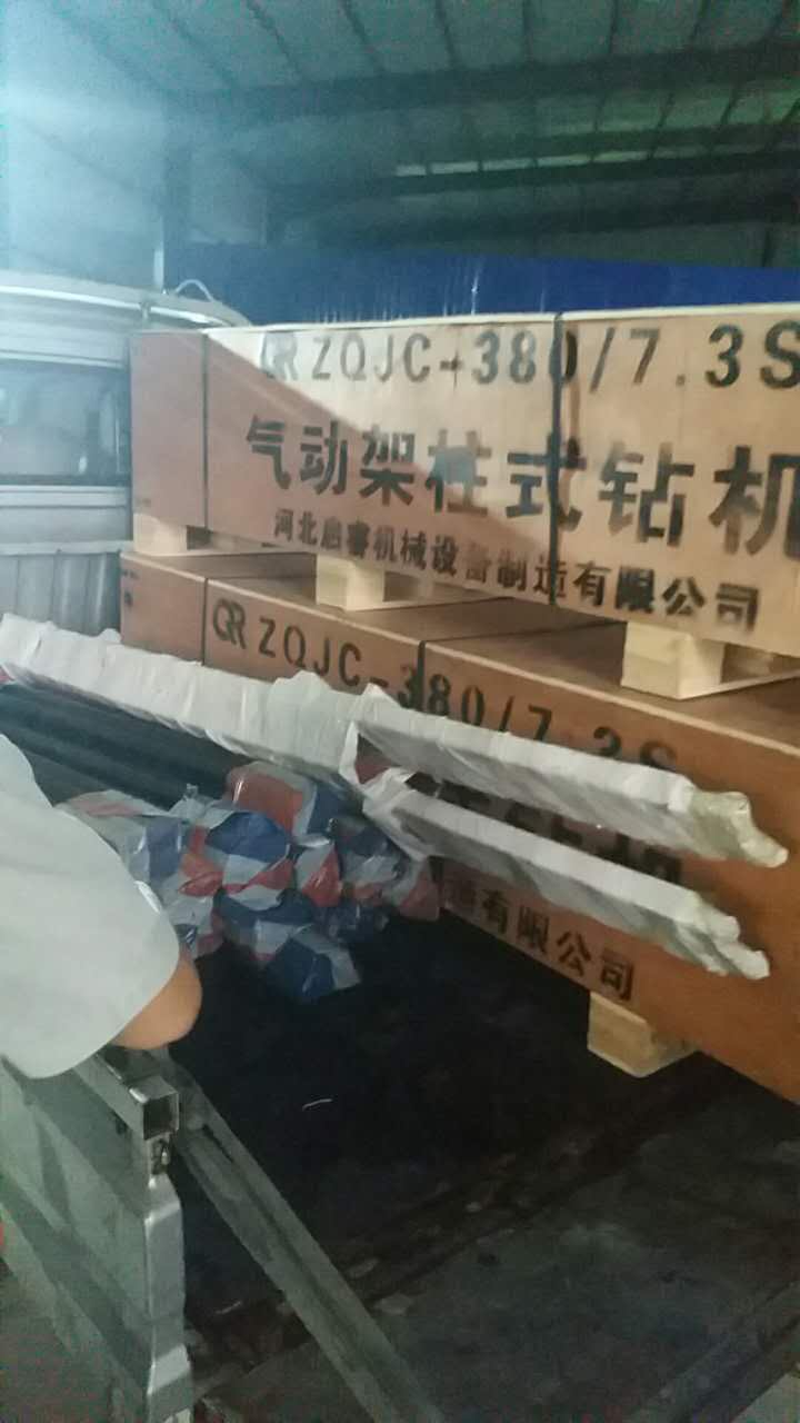 氣動(dòng)探水鉆機(jī)經(jīng)風(fēng)冒雨，及時(shí)送往山西襄垣